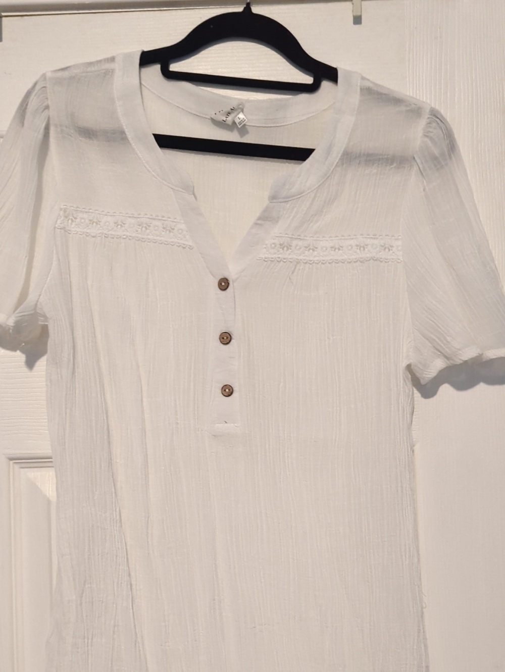 Women’s White Button-Front Short Sleeve Top